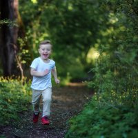 Ребенок в парке весело бежит :: Дарья Дядькина