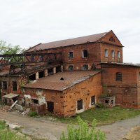 Главный корпус старого Сысертского чугуноплавильного и железоделательного завода :: Наталья Т