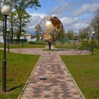 Город Западная Двина, глобус, май 2020... :: Владимир Павлов
