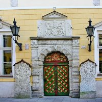 Портал и дверь Дома Черноголовых в Таллине, Эстония. :: Liudmila LLF