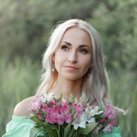 Портрет прекрасной девушки с букетом красивых цветов :: Татьяна Савинова