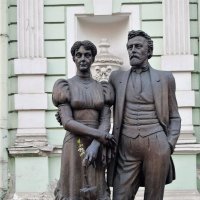 Скульптура "Миклухо-Маклай с женой". :: Татьяна Помогалова