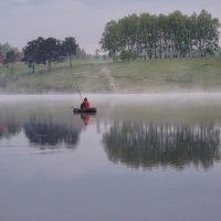 Рыбак на озере :: Денис Бочкарёв