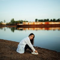 Девушка в белой рубашке сидит на берегу реки на закате на фоне корабля :: Lenar Abdrakhmanov