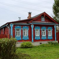 Дом с голубыми наличниками :: Юрий Моченов