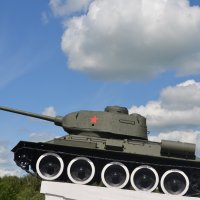 Великие Луки, 5 июня 2020, танк-памятник на Инженерном бастионе Великолукской крепости... :: Владимир Павлов
