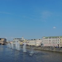 Москва,Кадашевская набережная - вид с моста :: Александр Качалин