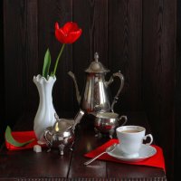 Кофе с молоком на красной салфетке :: Наталья Казанцева