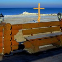 Море, пляж, крест, кафе :: Сергей Карачин