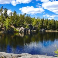 Швеция, озеро в обрамлении скал :: wea *