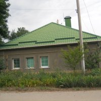 Дом под  зелёной крышей и с зелёной трубой :: Галина Квасникова