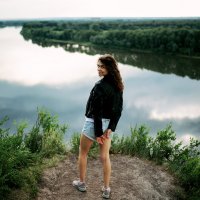 Девушка в белой футболке и кожаной куртке стоит на горе на фоне реки :: Lenar Abdrakhmanov