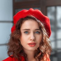 Девушка в красном. :: Саша Бабаев