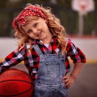 Девочка на баскетбольной площадке :: Kananphoto 
