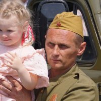 Девочка в розовом и солдат :: Наталия Григорьева
