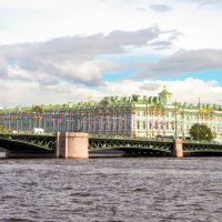Вид на Дворцовый мост и Государственный Эрмитаж с Университетской набережной :: Валерий Новиков