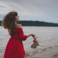 Девушка на пляже в красном платье :: Елена 