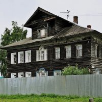 Двухэтажный дом с палисадом :: Евгений Кочуров