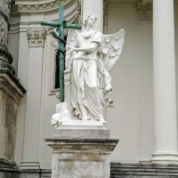 Античная статуя около Карлскирхе... :: Наталия Павлова