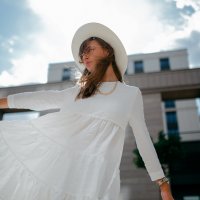 Девушка в белом платье и белой шляпе в центре города во время сильного ветра :: Lenar Abdrakhmanov