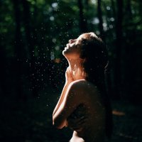Силуэт девушки под падающим солнцем в лесу с каплями воды в воздухе :: Lenar Abdrakhmanov