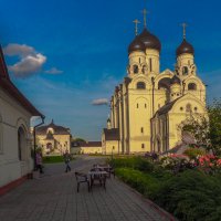 Церковный Дворик :: юрий поляков