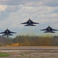 Взлёт шикарной тройки Су-30 СМ "Русских Витязей" :: Анастасия Косякова