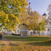 Осенний пейзаж у храма :: Владимир Ефимов