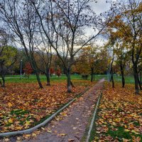 Зрелая осень в городе :: Андрей Лукьянов