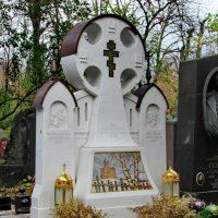 Памятник Илье Глазунову :: Александр Чеботарь