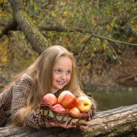 Девочка с яблоками :: Филипп Махов