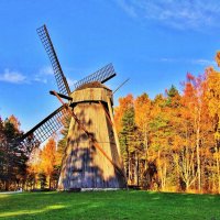Голландская ветряная мельница среди золотой осени :: Aida10 