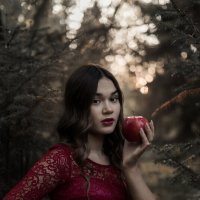 Девушка с яблоком :: Юлия Крапивина