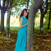 Девушка осенью, стоя возле дерева. :: Pavlov Filipp 