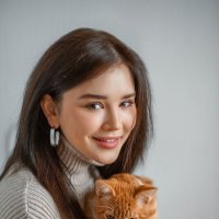 Лада с котёнком. :: Саша Бабаев