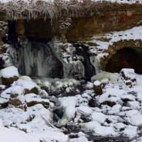 Внизу, где течёт вода... :: Юрий Куликов