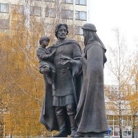 Памятник князю Александру Невскому с супругой и сыном Василием :: Лидия Бусурина