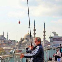 Рыбак на Галатском мосту. Стамбул. :: Юрий 