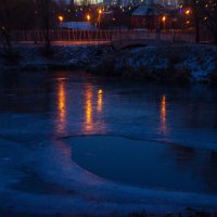 в парке давно замерзла речка,и огни блекают на льду :: Александр Леонов
