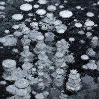 Пирамидки из воздуха или газа подо льдом на озере Мутное :: Ольга Митрофанова