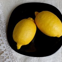 Лимоны на тарелке в своей витаминной красоте :: Надежд@ Шавенкова