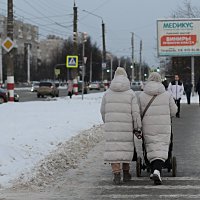 Две в одинаковом пальте. :: Николай Масляев