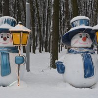 Парковые снеговики :: Александр Буянов