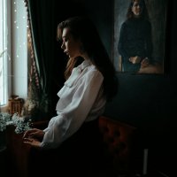 Девушка в старином кафе в винтажной одежде :: Lenar Abdrakhmanov