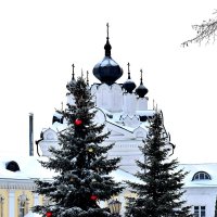 Рождественская ёлка на фоне Храма во имя Казанской иконы Божией Матери :: Татьяна Помогалова