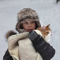 Мальчик с котом в зимнем лесу :: Наталья Преснякова