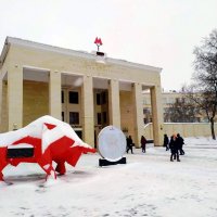 Инсталяция "Красный бык" :: Мираслава Крылова