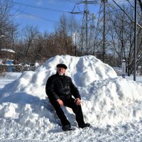 Перекур на сугробе...однако , с Праздником ! :: Анатолий Колосов