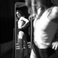 Девушка в белом топе и черном белье смотрит на себя в зеркало в солнечный день :: Lenar Abdrakhmanov