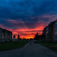 Гуляют люди на закате :: Анатолий Клепешнёв